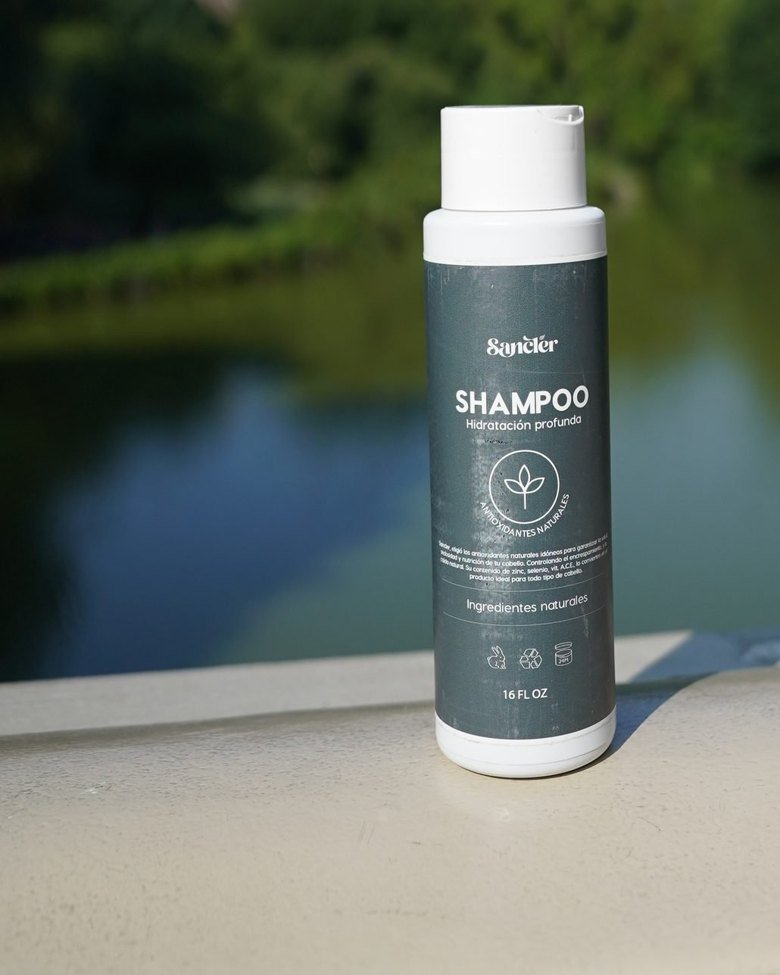 Shampoo Sancler sobre el pretil, con Central Park y el skyline de Nueva York detrás